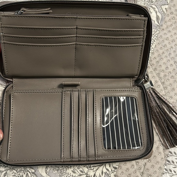 Clutch - Picture 3 of 4